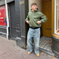 Gaya Ole terbilang sederhana. Pakaian pilihannya berwarna netral, tanpa motif mencolok. (Foto: Instagram/@oleromeny️️)