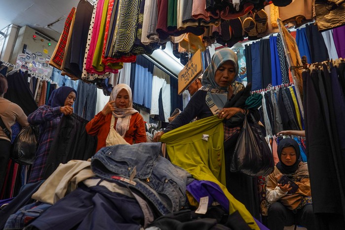 Calon pembeli melihat pakaian bekas yang dijual di Pasar Senen, Jakarta, Rabu (26/3/2025). Pusat penjualan baju bekas Pasar Senen menjadi alternatif bagi masyarakat untuk berbelanja baju Lebaran karena harga yang ditawarkan lebih murah dibandingkan pakaian baru. ANTARA FOTO/Ferlian Septa Wahyusa/sgd/tom.