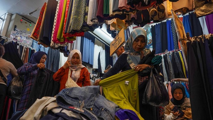 Calon pembeli melihat pakaian bekas yang dijual di Pasar Senen, Jakarta, Rabu (26/3/2025). Pusat penjualan baju bekas Pasar Senen menjadi alternatif bagi masyarakat untuk berbelanja baju Lebaran karena harga yang ditawarkan lebih murah dibandingkan pakaian baru. ANTARA FOTO/Ferlian Septa Wahyusa/sgd/tom.