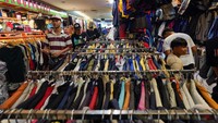 Calon pembeli melihat pakaian bekas yang dijual di Pasar Senen, Jakarta, Rabu (26/3/2025).