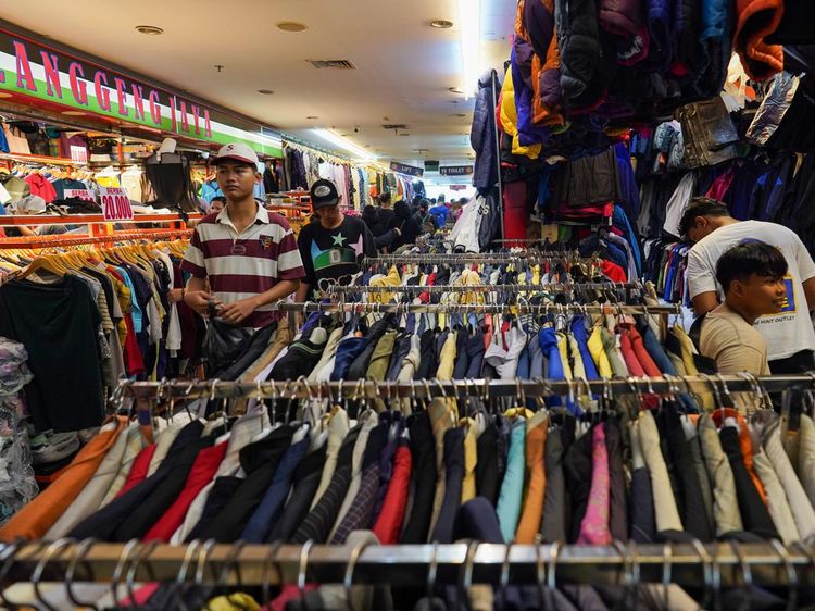 Geliat Penjualan Baju Bekas di Pasar Senen Jelang Lebaran