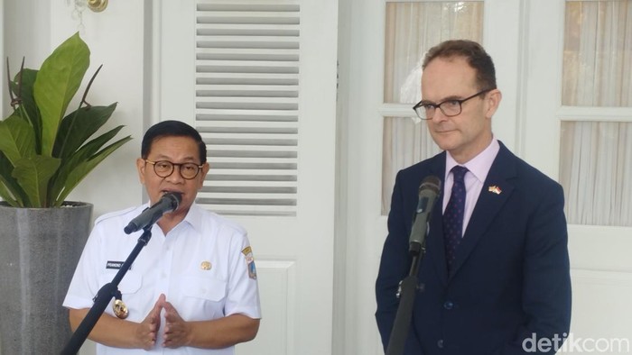 Gubernur Jakarta Pramono Anung bertemu dengan Dubes Inggris untuk Indonesia Dominic Jermey di Balai Kota Jakarta. (Brigitta Belia/detikcom)