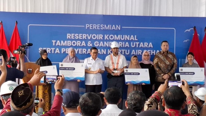 Gubernur Jakarta Pramono Anung membagikan 300.000 Kartu Air Sehat (KAS) kepada warga kurang mampu. Pramono berharap seluruh warga Jakarta dapat mengakses air bersih pada 2029. (Belia/detikcom)