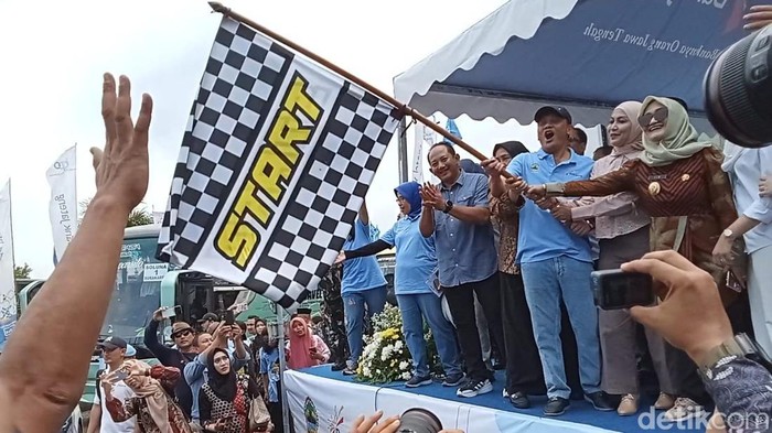 Gubernur Jateng Ahmad Luthfi melepas keberangkatan rombongan pemudik gratis dari TMII menuju Jateng. Total 114 ribu warga Jateng diberangkatkan mudik gratis. (Maulani M/detikcom)
