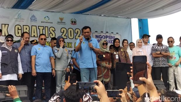 Gubernur Jateng Ahmad Luthfi melepas keberangkatan rombongan pemudik gratis dari TMII menuju Jateng. Total 114 ribu warga Jateng diberangkatkan mudik gratis. (Maulani M/detikcom)