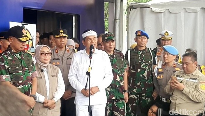 Gubernur Jawa Barat Dedi Mulyadi, saat sesi wawancara usai meninjau posko mudik di Rest Area Kilometer 57, Tol Jakarta-Cikampek, Kabupaten Karawang
