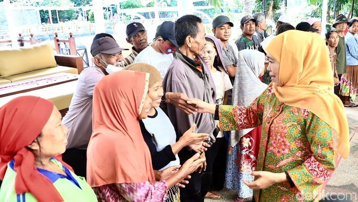 Gubernur Khofifah Bagikan 200 Paket Sembako untuk Masyarakat