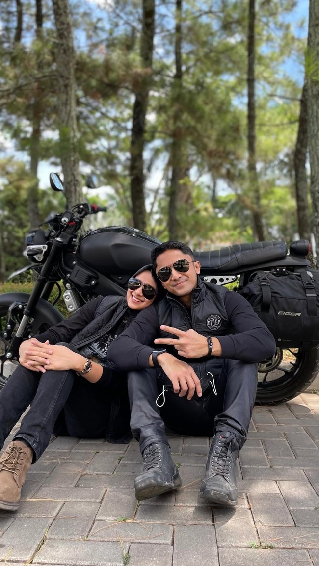Artis cantik Sonya Fatmala juga memilih menikah dengan duda. Sonya resmi menikah dengan Hengky Kurniawan pada April 2015. Terpaut usia 11 tahun, rumah tangga keduanya masih langgeng hingga saat ini. Foto: Instagram @hengkykurniawan