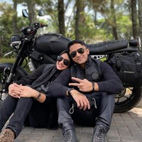 Artis cantik Sonya Fatmala juga memilih menikah dengan duda. Sonya resmi menikah dengan Hengky Kurniawan pada April 2015. Terpaut usia 11 tahun, rumah tangga keduanya masih langgeng hingga saat ini. Foto: Instagram @hengkykurniawan