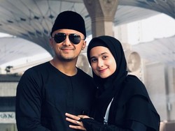 Artis cantik Sonya Fatmala juga memilih menikah dengan duda. Sonya resmi menikah dengan Hengky Kurniawan pada April 2015. Terpaut usia 11 tahun, rumah tangga keduanya masih langgeng hingga saat ini. Foto: Instagram @hengkykurniawan