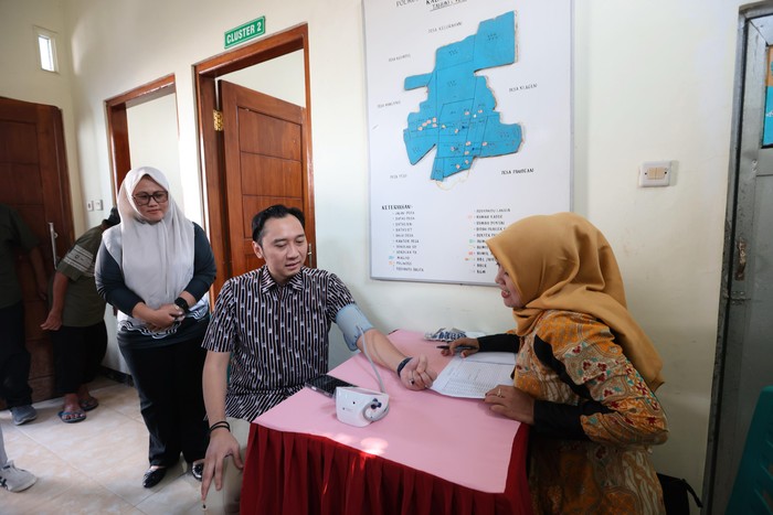 Ibas ikut cek tensi saat meninjau langsung pelaksanaan program Cek Kesehatan Gratis (CKG) di Desa Panggung, Kabupaten Magetan, Selasa (25/03/25).