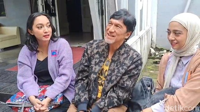 Ikang Fawzi bersama kedua anaknya saat ditemui di studio FYP, TRANS7, pada Rabu (26/3/2025).