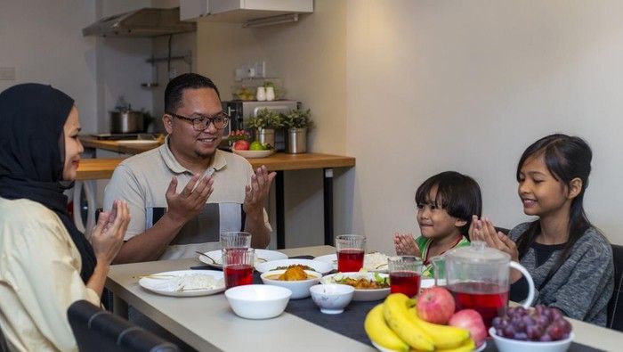 Ilustrasi Buka Puasa Keluarga