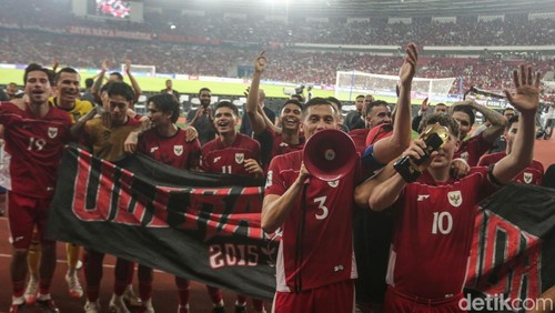Timnas Indonesia meraih kemenangan 1-0 atas Bahrain. Gol Ole Romeny memenangkan skuad Garuda dan menjaga harapan lolos ke Piala Dunia 2026 tetap menyala. Indonesia menghadapi Bahrain di Stadion Utama Gelora Bung Karno, Selasa (25/3/2025) malam WIB.