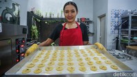 Retno menunjukkan kue kering yang diproduksi di Dapur Rinola, Cicadas, Kabupaten Bogor, Selasa (25/3/2025). Rumah produksi ini mampu mencetak lebih dari 1.000 toples kue kering.