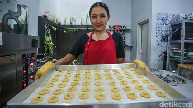Retno melakukan penjualan kue kering secara online di Dapur Rinola, Cicadas, Kabupaten Bogor, Selasa (25/3/2025). Produksi kue kering rumahan ini mampu mencetak lebih dari 1000 toples kue, pemesanan yang meningkat membuat Retno tak berhenti memproduksi kue kering.