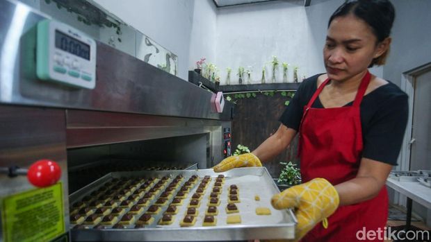 Retno melakukan penjualan kue kering secara online di Dapur Rinola, Cicadas, Kabupaten Bogor, Selasa (25/3/2025). Produksi kue kering rumahan ini mampu mencetak lebih dari 1000 toples kue, pemesanan yang meningkat membuat Retno tak berhenti memproduksi kue kering.