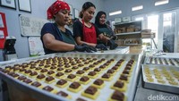 Jika banyak pesanan, para tetangga ikut membantu menggeber pembuatan kue kering.