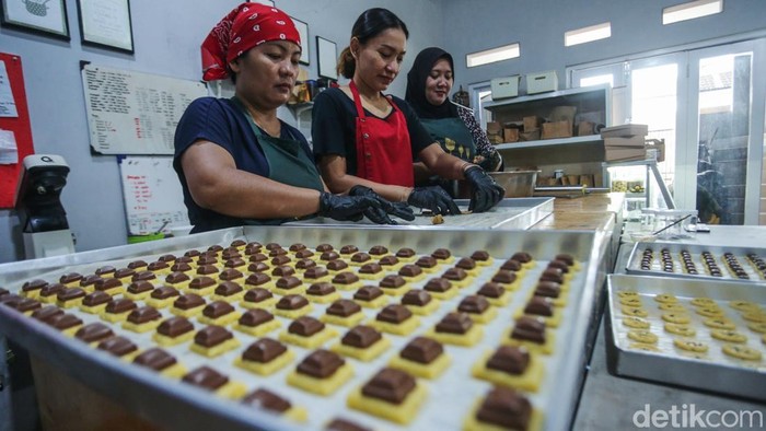 Retno melakukan penjualan kue kering secara online di Dapur Rinola, Cicadas, Kabupaten Bogor, Selasa (25/3/2025). Produksi kue kering rumahan ini mampu mencetak lebih dari 1000 toples kue, pemesanan yang meningkat membuat Retno tak berhenti memproduksi kue kering.