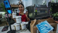 Retno melakukan penjualan kue kering secara online di Dapur Rinola, Cicadas, Kabupaten Bogor, Jawa Barat.