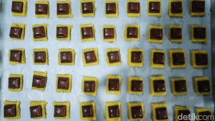 Retno melakukan penjualan kue kering secara online di Dapur Rinola, Cicadas, Kabupaten Bogor, Selasa (25/3/2025). Produksi kue kering rumahan ini mampu mencetak lebih dari 1000 toples kue, pemesanan yang meningkat membuat Retno tak berhenti memproduksi kue kering.