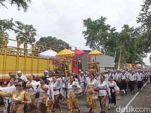 Kala Iring-Iringan Melasti di Gilimanuk Berbagi Jalan dengan Antrean Pemudik