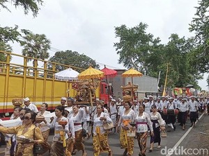 Kala Iring-Iringan Melasti di Gilimanuk Berbagi Jalan dengan Antrean Pemudik
