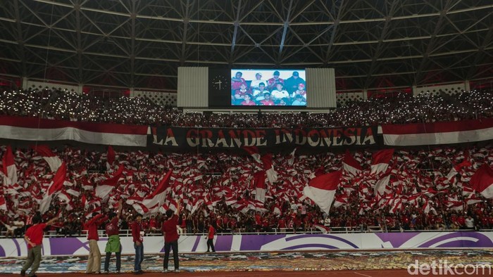 Isyana Sarasvati membawakan dua lagu nasional sebelum dimulainya laga Timnas Indonesia di SUGBK, Jakarta, Selasa (25/3/2025). Indonesia menang 1-0 atas Bahrain.