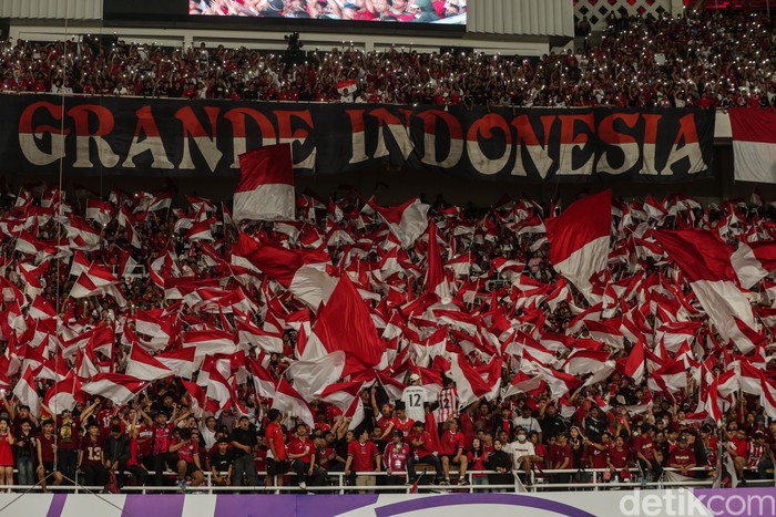 Isyana Sarasvati membawakan dua lagu nasional sebelum dimulainya laga Timnas Indonesia di SUGBK, Jakarta, Selasa (25/3/2025). Indonesia menang 1-0 atas Bahrain.