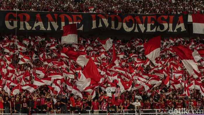 Isyana Sarasvati membawakan dua lagu nasional sebelum dimulainya laga Timnas Indonesia di SUGBK, Jakarta, Selasa (25/3/2025). Indonesia menang 1-0 atas Bahrain.