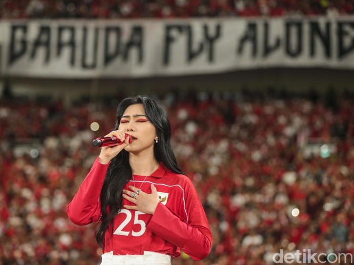 Isyana Sarasvati membawakan dua lagu nasional sebelum dimulainya laga Timnas Indonesia di SUGBK, Jakarta, Selasa (25/3/2025). Indonesia menang 1-0 atas Bahrain.