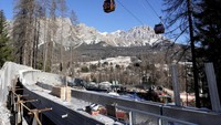 Pekerjaan konstruksi berlangsung di Cortina Sliding Center di Cortina DAmpezzo, Italia, Selasa (25/3/2025). (AP Photo/Giovanni Auletta)  