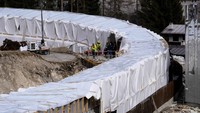 Beberapa bagian lintasan ini telah diuji coba oleh atlet skeleton Italia Mattia Gaspari. Ia melakukannya di semacam terowongan di bawah atap sementara yang terbuat dari balok kayu dan kertas plastik putih. (AP Photo/Luca Bruno)    