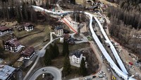 Itu karena pusat luncur di Cortina dAmpezzo masih dalam tahap pembangunan dan satu-satunya bagian yang benar-benar selesai adalah struktur lintasannya. (AP Photo/Luca Bruno)  