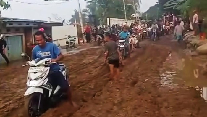 Jalan Gandus Palembang kini dipenuhi dengan tanah dan sulit dilalui