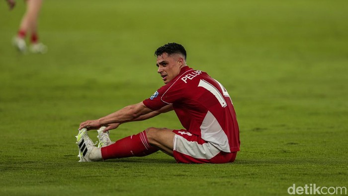 Joey Pelupessy dalam laga Timnas Indonesia melawan Bahrain di Stadion Utama Gelora Bung Karno.