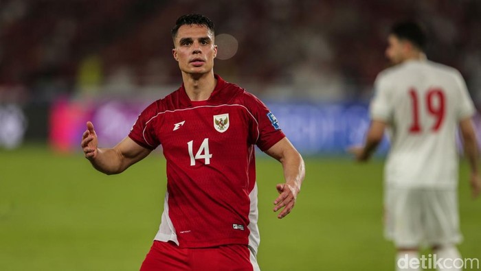 Joey Pelupessy dalam laga Timnas Indonesia melawan Bahrain di Stadion Utama Gelora Bung Karno.