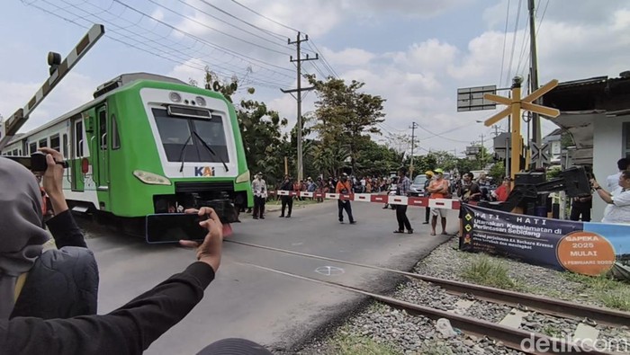 KA Batara Kresna pengganti saat melintas di perlintasan jalan Lingkar Timur, Kelurahan Gayam, Kecamatan/kabupaten Sukoharjo tepatnya di depan Terminal Sukoharjo, Rabu (26/3/2025).