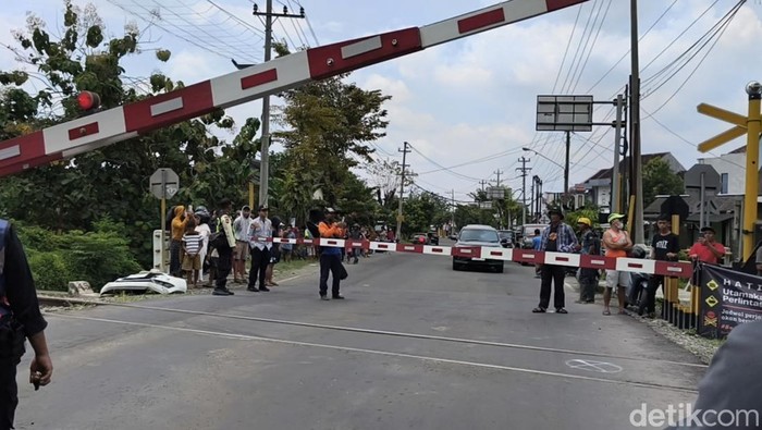 KA Batara Kresna pengganti saat melintas di perlintasan jalan Lingkar Timur, Kelurahan Gayam, Kecamatan/kabupaten Sukoharjo tepatnya di depan Terminal Sukoharjo, Rabu (26/3/2025).