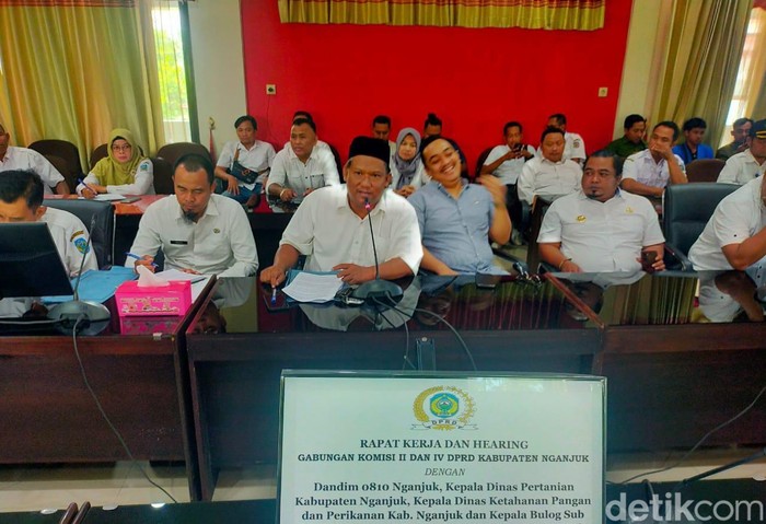 Kades di Nganjuk geruduk Kantor DPRD protes harga gabah murah