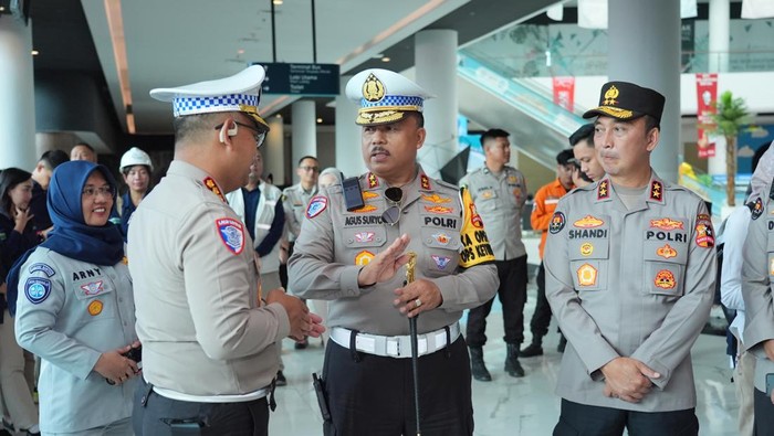 Kakorlantas Dampingi Kapolri Pantau Arus Mudik