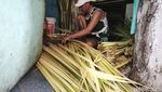 Potret Kesibukan di Kampung Ketupat Kota Bandung Jelang Lebaran 2025
