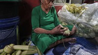 Satu keluarga di kampung ini bisa memproduksi hingga ribuan ketupat per hari. Cangkang ketupat yang telah jadi kemudian dijual ke pengepul atau langsung dikirim ke pelanggan yang sudah memesan sebelumnya.
