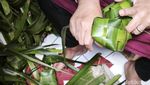 Potret Kesibukan di Kampung Ketupat Kota Bandung Jelang Lebaran 2025