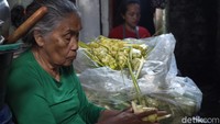 Menjelang Hari Raya Idul Fitri warga di Blok Kupat RW 13 Kecamatan Babakan Ciparay, Kota Bandung mulai kebanjiran pesanan cangkang ketupat. Bahkan rumah-rumah warga berubah menjadi pabrik ketupat dadakan.