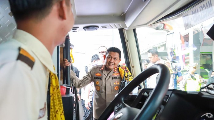 Kapolda Jateng Irjen Ribut Hari Wibowo berbincang dengan sopir bus di sela kegiatan.