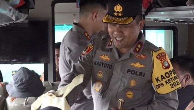 Kapolda Metro Jaya Irjen Karyoto mengecek Terminal Pulo Gebang, Jakarta Timur.