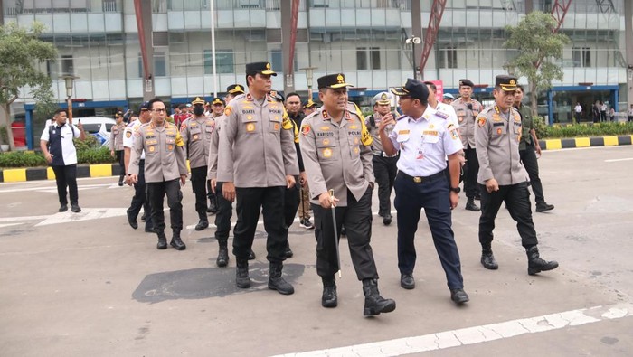 Kapolda Metro Jaya Irjen Karyoto mengecek Terminal Pulo Gebang, Jakarta Timur.