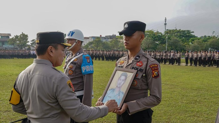 Polda Riau menggelar upacara pemetacan personel yang terlibat narkoba, Rabu (26/3/2025). Upacara dipimpin langsung Kapolda Riau Irjen Herry Heryawan. Pada kesempatan itu, Irjen Herry Heryawan juga memberikan penghargaan kepada 3 personel yang berprestasi dalam pengungkapan kasus narkoba.