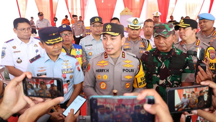 Kapolda Riau Irjen Herry Heryawan mengecek pos pengamanan Operasi Ketupat Lancang Kuning demi mudik aman dan lancar, Rabu (26/3/3035).